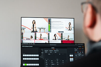 PC-Monitor mit verschiedenen Kameraansichten des Vortrags von Dr. Katharina Köbler