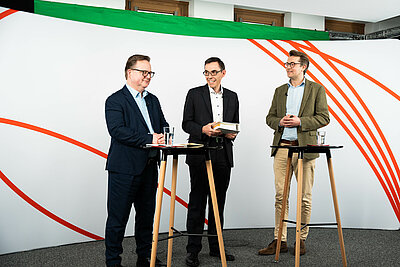 Jan-David Hoppe, Dr. Andreas Ziegler und Lukas Klement zusammen im Studio im Gespräch