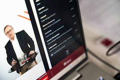 PC-Monitor auf dem der Vortrag von Frank Weißenfeldt im Live-Stream zu sehen ist