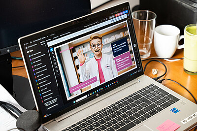 Abbildung eines Laptops, auf dem Bildschirm ist der Vortrag von Chris Günter zu sehen