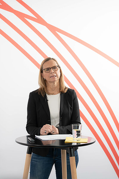 Irisch Blaschke bei ihrem Vortrag zur ambulanten Pflege und Verblisterung