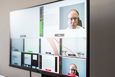 PC-Bildschirm in der Regie mit verschieden Kameraeinstellungen des Vortrags von Thiemo Steinrücken