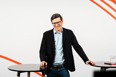 Dr. Björn Schittenhelm bei seinem Vortrag im Studio