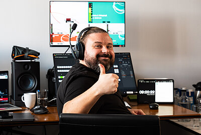 In der Bildregie, Mann dreht sich um und zeigt Daumen nach oben