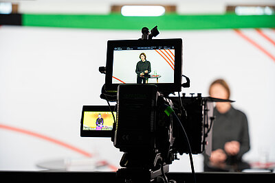 Blick durch den Kameramonitor: Prof. Dr. Kirsten Müller-Vahl bei ihrem Vortrag im Studio