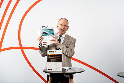 Dr. Hubert Ortner beim Präsentieren des AWAs im Studio