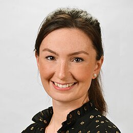 Porträt-Foto Dr. Julia Haering-Zahn, Erlangen