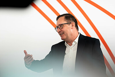 Frank Weißenfeldt im Gespräch bei seinem Vortrag im Studio