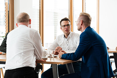 Backstage: Martin Kemper im Gespräch mit seinen Kollegen