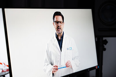 PC-Monitor mit Benjamin Brunsch bei seinem Firmenvortrag