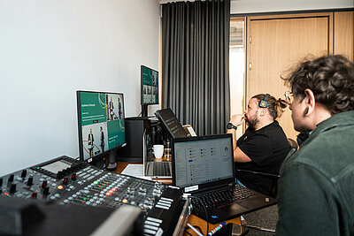 Backstage: Blick in die Regie