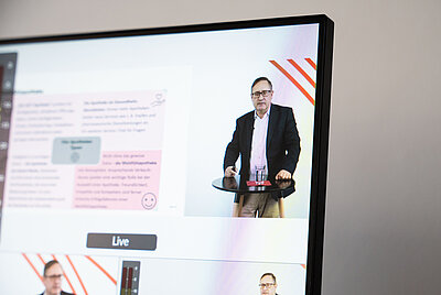 PC-Monitor auf dem der Vortrag von PC-Monitor in der Regie mit dem Vortrag von Frank Weißenfeldt