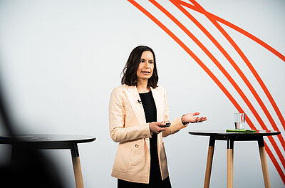 Dr. Katharina Köbler im Studio bei ihrem Vortrag