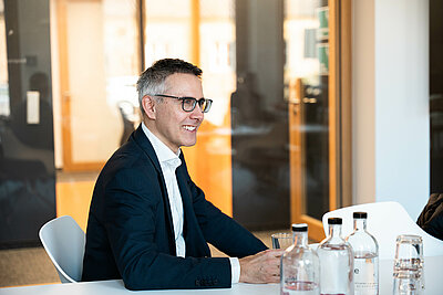 Guido Michels Backstage am Tisch sitzend