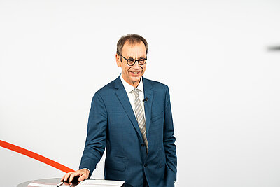 Dr. Christian Rotta bei seiner Moderation im Studio