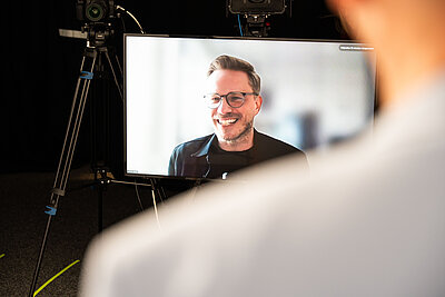 TV-Monitor mit Referent Chris Günter