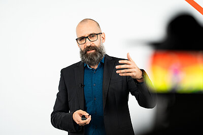 Professor Dr. Dr. Dennis Effertz bei seinem Vortrag im Studio