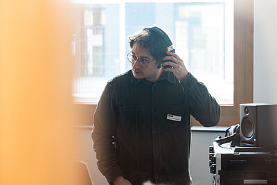 Tontechniker Lennart Hirschmann beim Abhören des Tons