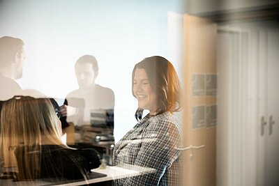 Eine Gruppe Menschen in einer Unterhaltung, zentral zu sehen ist Mareike Tatic