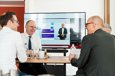 Backstage: Martin Kemper, Dr. Hubert Ortner und Dr. Benjamin Wessinger im Gespräch