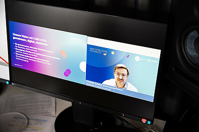 PC-Monitor auf dem der Vortrag von CGM Lauer mit Christian Scharpf zu sehen ist