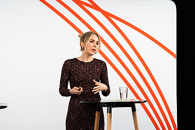 Dr. Justine Diebel bei ihrem Vortrag im Studio