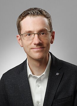 Porträt-Foto JunProf. Dr. Philipp Uhl