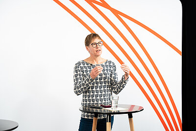 Eva Wolfangel bei ihrem Vortrag im Studio