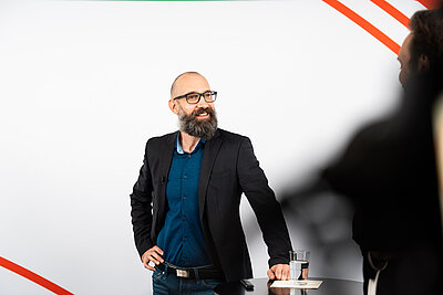  Professor Dr. Dr. Dennis Effertz bei seinem Vortrag im Studio