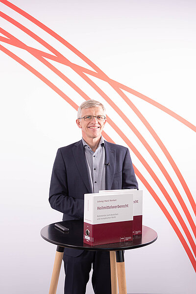 Professor Dr. Elmar J. Mand bei seinem Vortrag zum Heilmittelwerbe- und Arzneimittelpreisrecht
