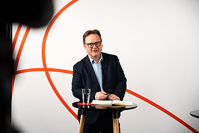 Jan-David Hoppe bei seinem Vortrag im Studio