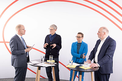 Von Links nach Rechts: Dr. Hubert Ortner, Prof. Dr. Reinhard Herzog, Melanie Dolfen und Johannes Bauernfeind im Gespräch