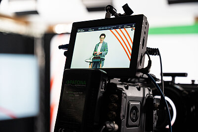 Bild eines Kameramonitors auf dem Sarah Wessinger zu sehen ist