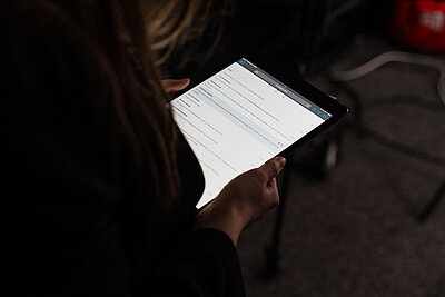 Nahaufnahme eines iPads mit dem Chatfenster des Live-Streams