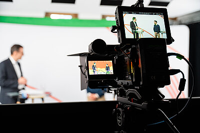 Blick durch den Kameramonitor: Dr. Andreas Ziegler und Florian Heimann im Gespräch