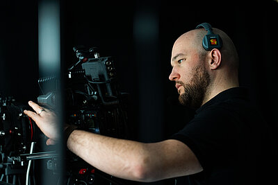 Der Kameramann Julian Meinhardt bei der Bildeinstellung