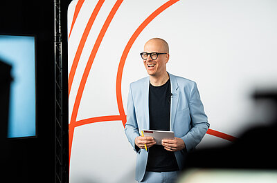 Dr. Benjamin Wessinger bei seiner Anmoderation im Studio