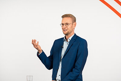 Jan Harbecke bei seinem Vortrag im Studio