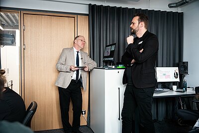Backstage: Dr. Hubert Ortner und Jan Schüle bei den letzten Absprachen