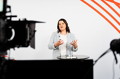 Mareike Tatic bei ihrem Vortrag im Studio