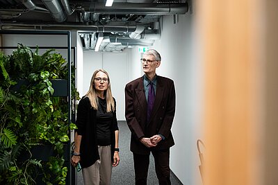 Backstage: Madlen Righi und Prof. Dr. Reinhard Herzog auf dem Weg ins Studio