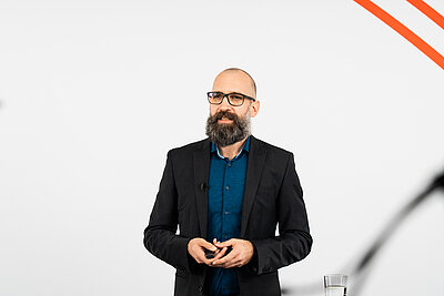 Professor Dr. Dr. Dennis Effertz bei seinem Vortrag im Studio