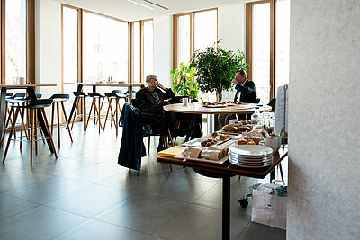 Backstage: im Aufenthaltsraum wird den Vorträgen gelauscht