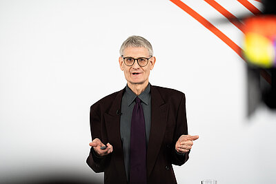 Prof. Dr. Reinhard Herzog bei seinem Vortrag im Studio