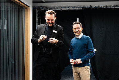 Backstage: Jan Schüle bereitet das Mikrofon für Florian Heimann vor