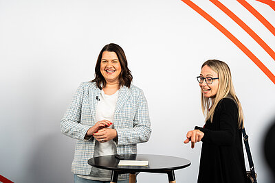 Mareike Tatic und Madlen Righi im Studio