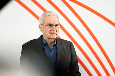 Prof. Hilko Meyer bei seinem Vortrag im Studio