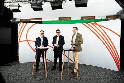 Jan-David Hoppe, Dr. Andreas Ziegler und Lukas Klement im Studio
