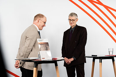 Dr. Hubert Ortner im Studio im Gespräch mit und Prof. Dr. Reinhard Herzog