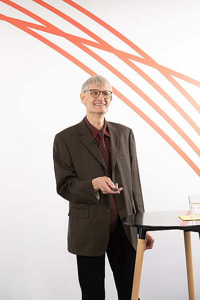 Prof. Dr. Reinhard Herzog bei der Klärung, wann Heimversorgung wirtschaftlich sinnvoll ist 